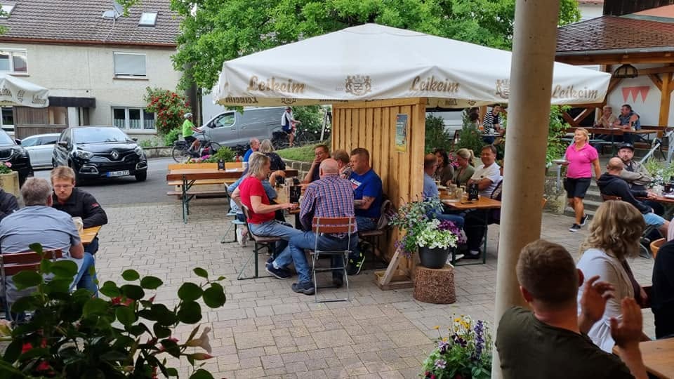Voll besetzter Biergarten an einem Sommerabend